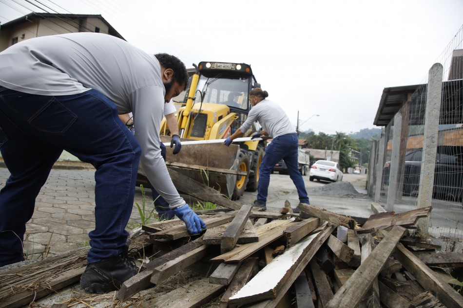 Ação de combate à dengue no bairro Itoupavazinha recolhe mais de três toneladas de entulho