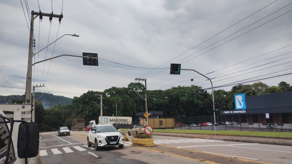 Novo semáforo com acionamento por botoeira é implantado na Rua Bahia