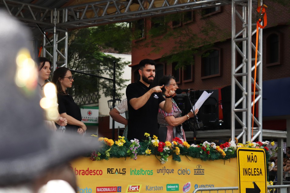 Acessibilidade garante inclusão nos desfiles da 40ª Oktoberfest Blumenau