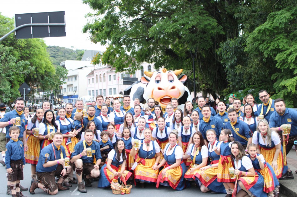 Kochkäsewagen se transforma na nova atração dos desfiles da 40ª Oktoberfest