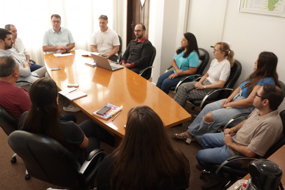 Professores da Universidade de Londrina realizam visita técnica ao serviço público em Blumenau