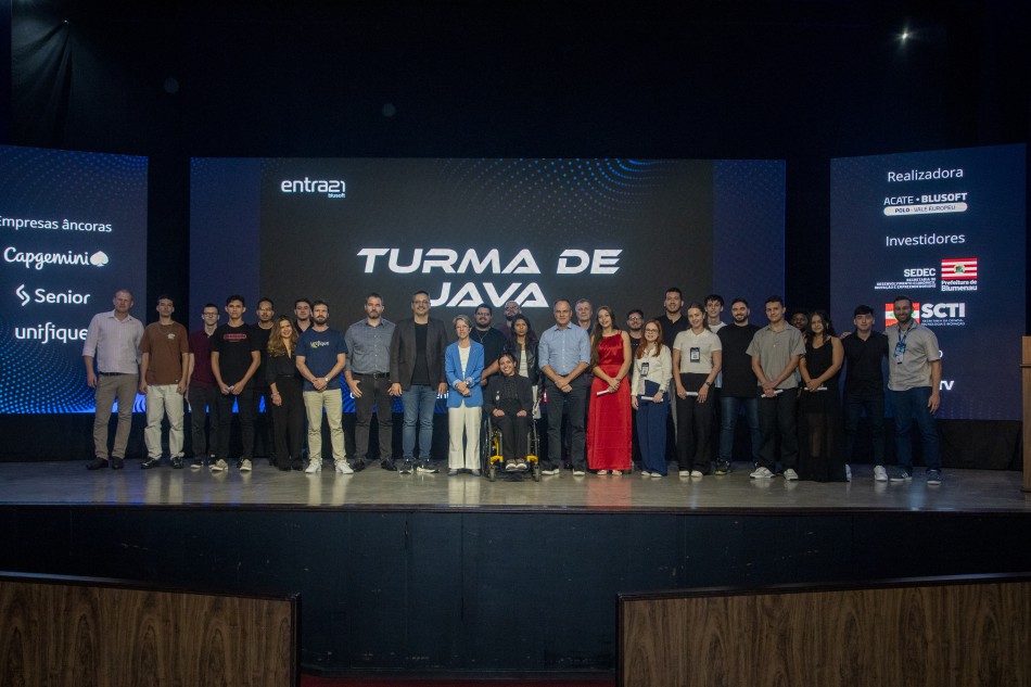 Maior programa de capacitação em tecnologia do Estado certifica 1,2 mil alunos em Blumenau