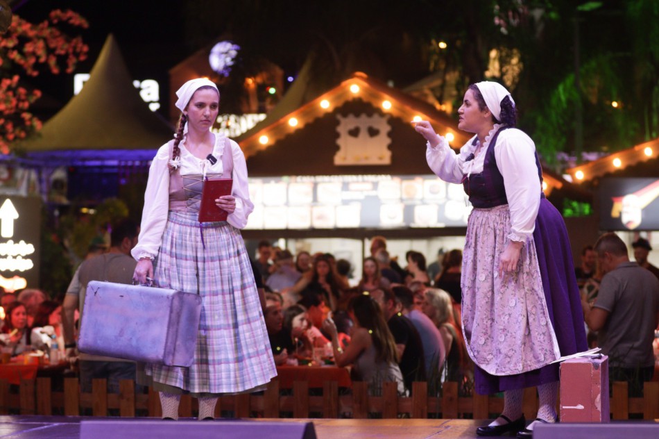 Público da Oktoberfest prestigia esquete teatral dos 200 anos da Imigração Alemã no Brasil