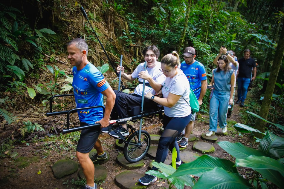 Cadeiras adaptadas permitem que pessoas com deficiência façam trilhas em Blumenau