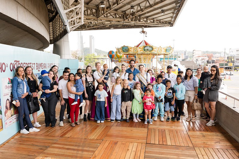 Crianças em tratamento oncológico participam de manhã de diversão na Oktoberfest Blumenau
