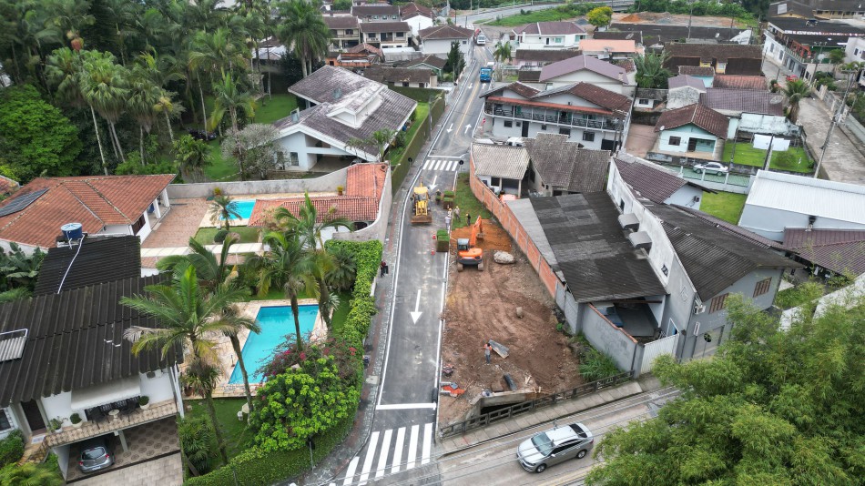 Prefeitura conclui obra que promete amenizar as inundações em rua do distrito do Garcia