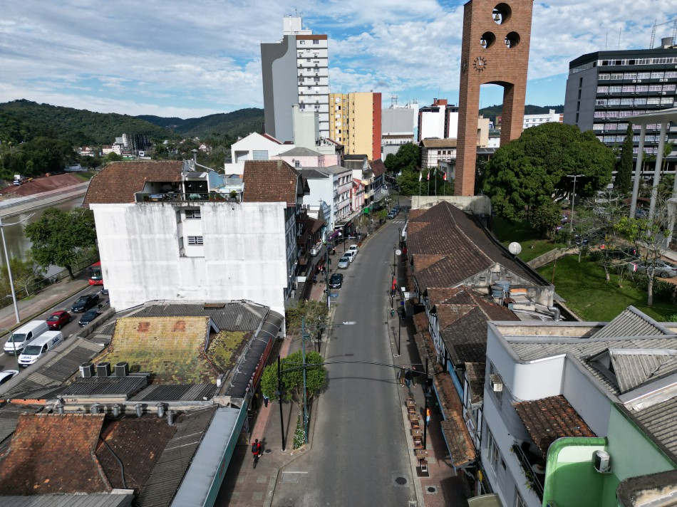 Indústria e serviços mantêm saldo positivo de empregos em Blumenau